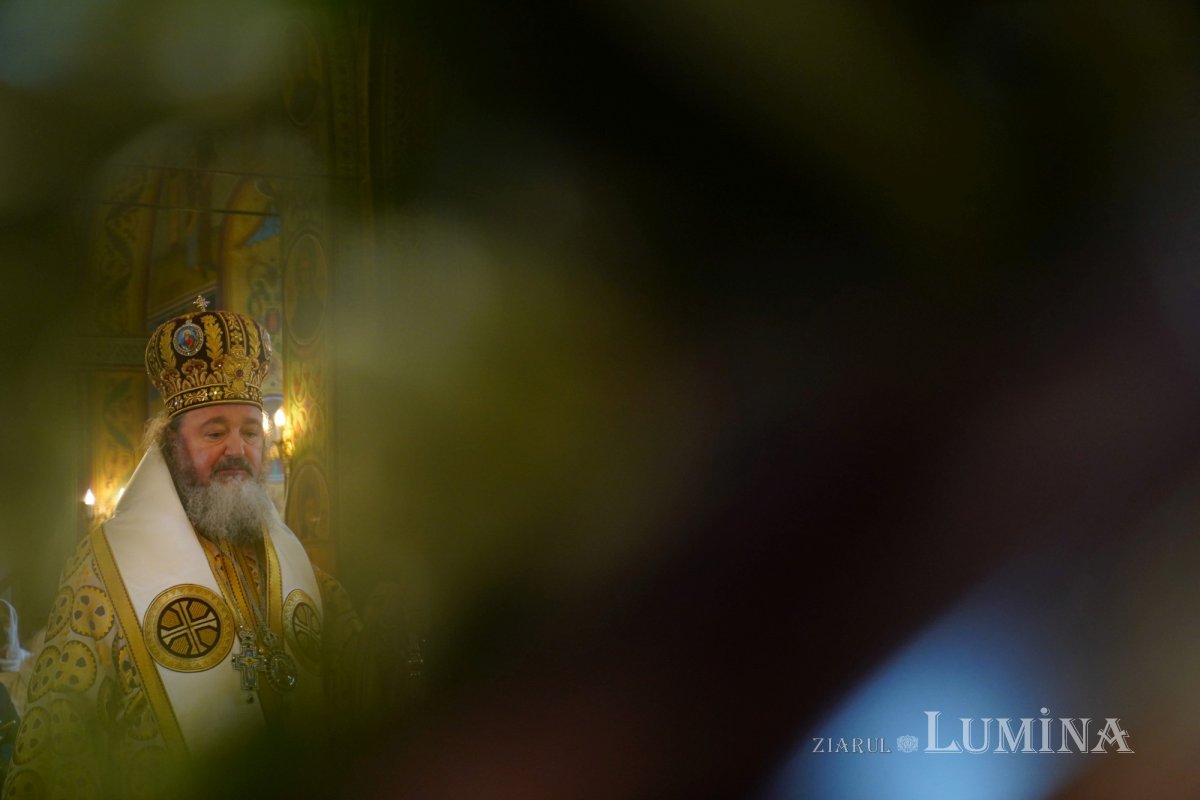 Binecuvântare arhierească la centenarul bisericii parohiei prahovene Fântânele 188583