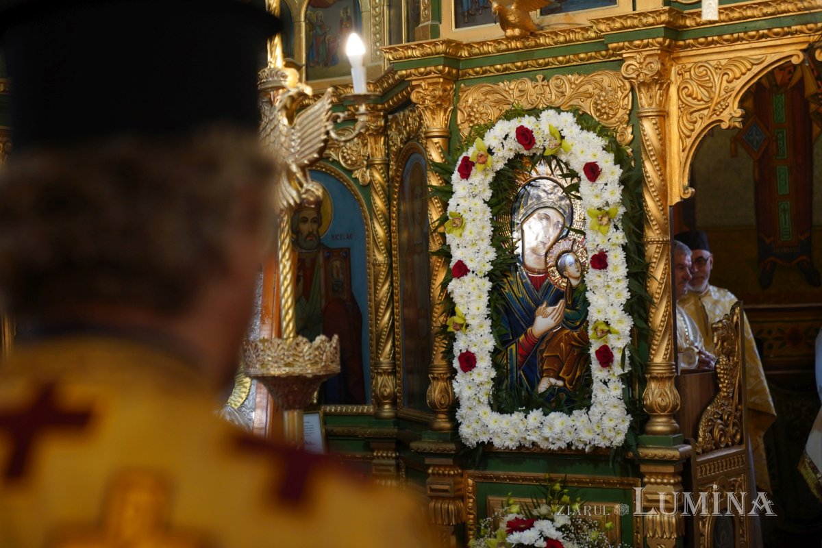 Binecuvântare arhierească la centenarul bisericii parohiei prahovene Fântânele 188584