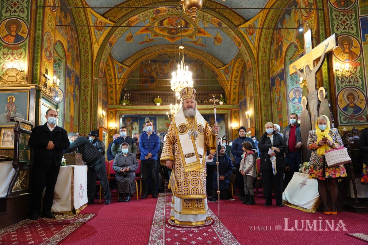 Binecuvântare arhierească la centenarul bisericii parohiei prahovene Fântânele 188585