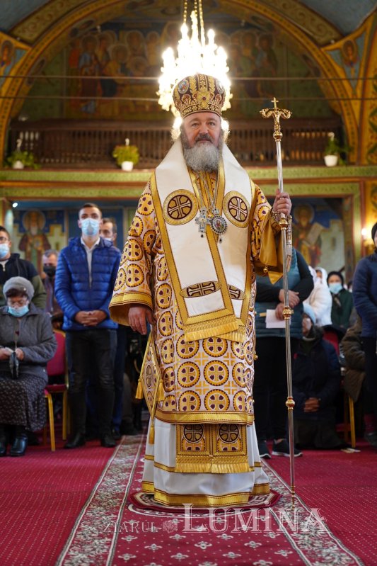 Binecuvântare arhierească la centenarul bisericii parohiei prahovene Fântânele 188586