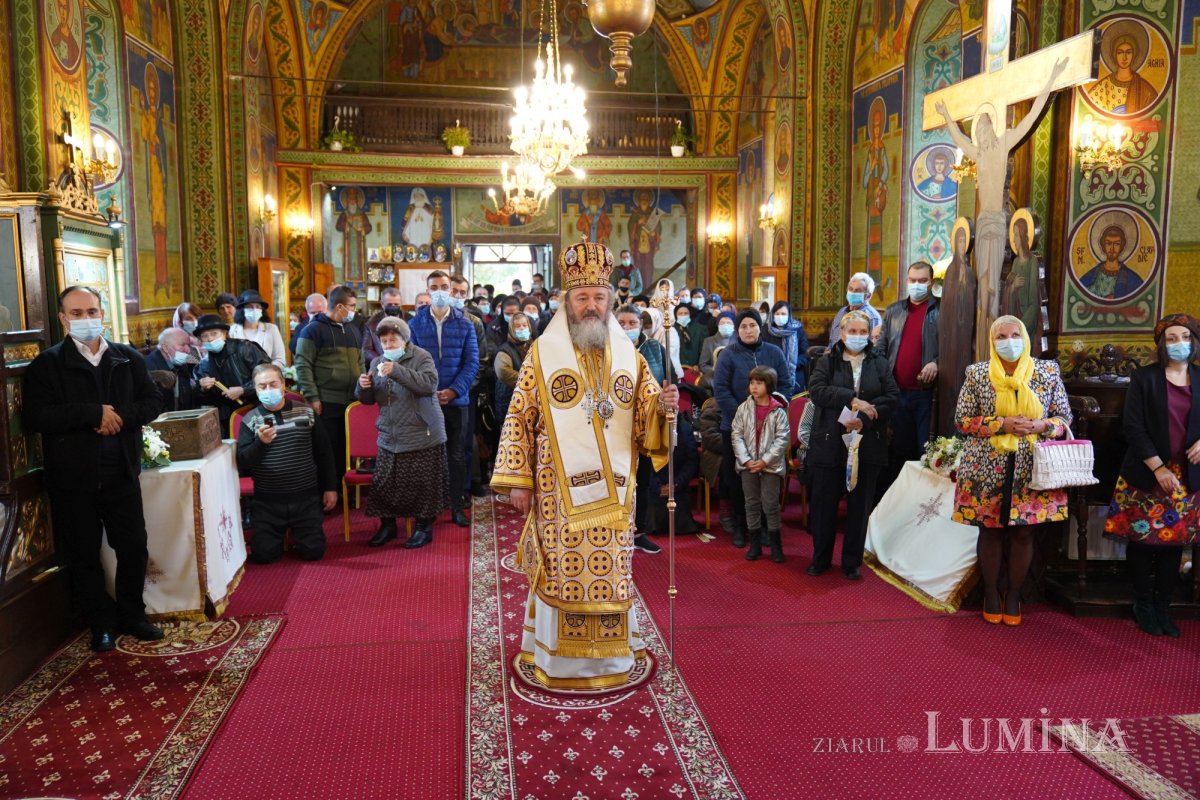 Binecuvântare arhierească la centenarul bisericii parohiei prahovene Fântânele 188587