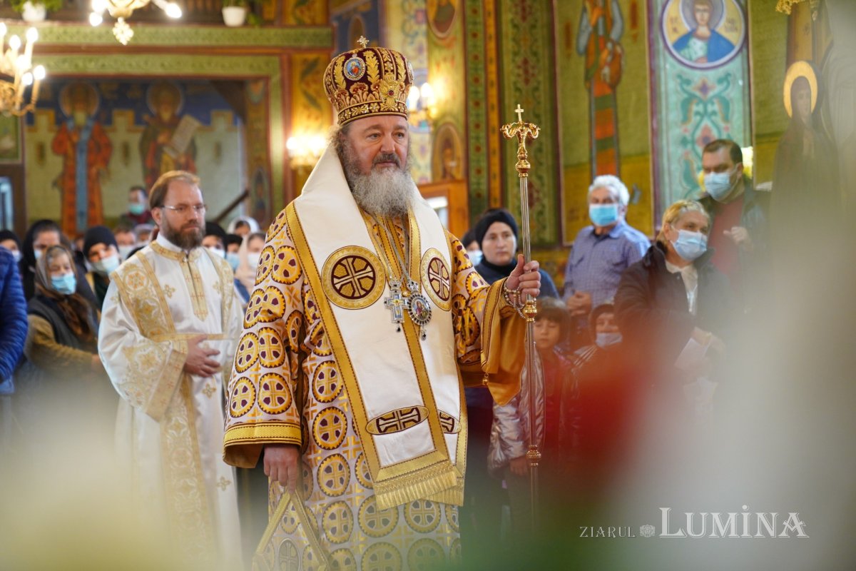 Binecuvântare arhierească la centenarul bisericii parohiei prahovene Fântânele 188588