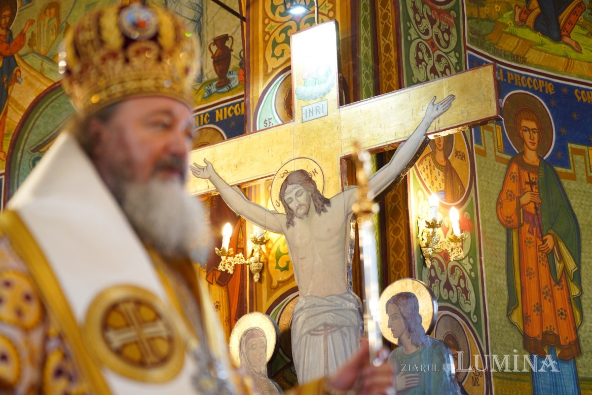 Binecuvântare arhierească la centenarul bisericii parohiei prahovene Fântânele 188589