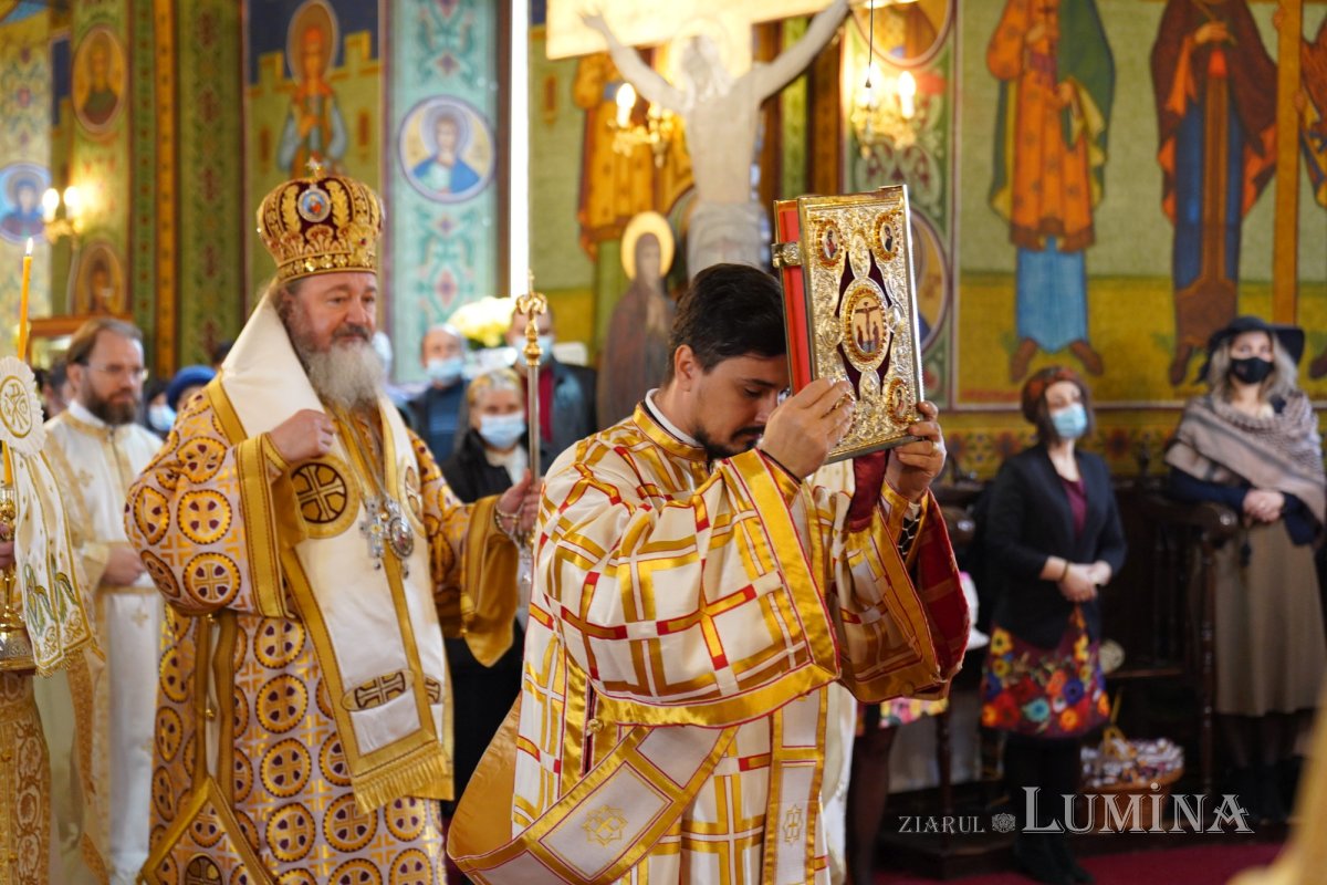 Binecuvântare arhierească la centenarul bisericii parohiei prahovene Fântânele 188590