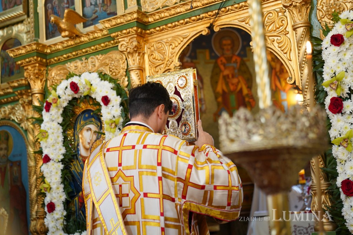 Binecuvântare arhierească la centenarul bisericii parohiei prahovene Fântânele 188591