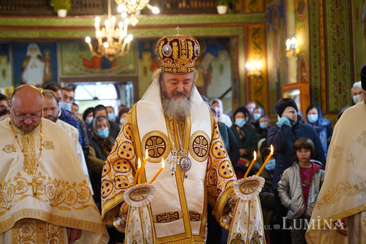 Binecuvântare arhierească la centenarul bisericii parohiei prahovene Fântânele 188592