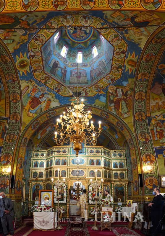 Binecuvântare arhierească la centenarul bisericii parohiei prahovene Fântânele 188593