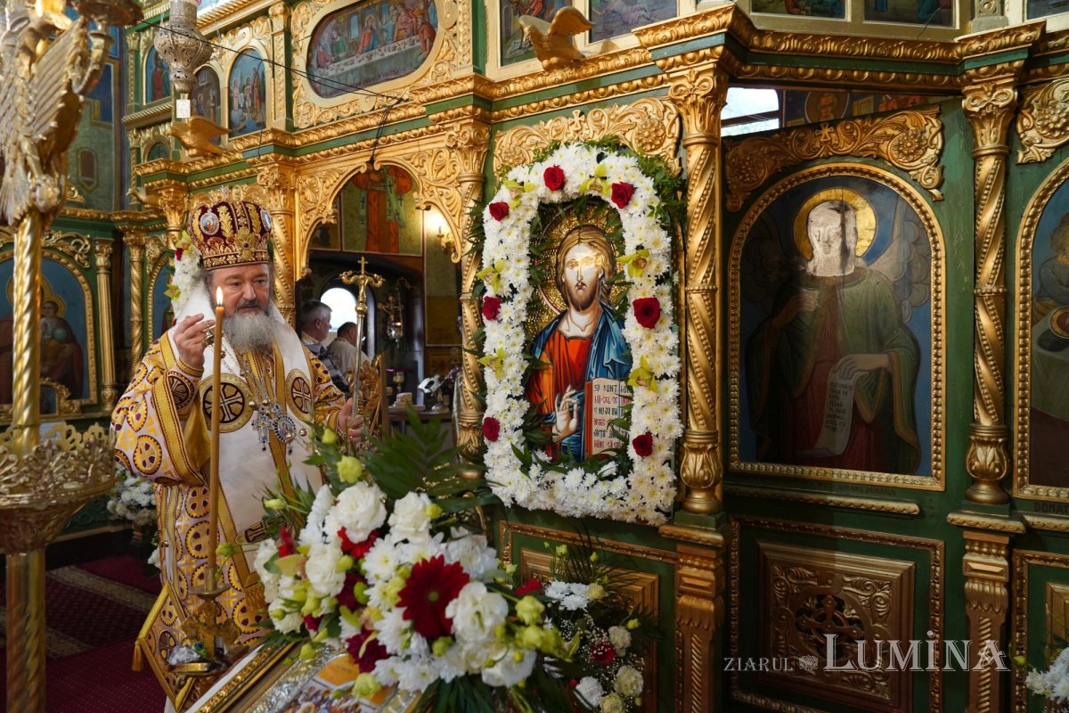 Binecuvântare arhierească la centenarul bisericii parohiei prahovene Fântânele 188594