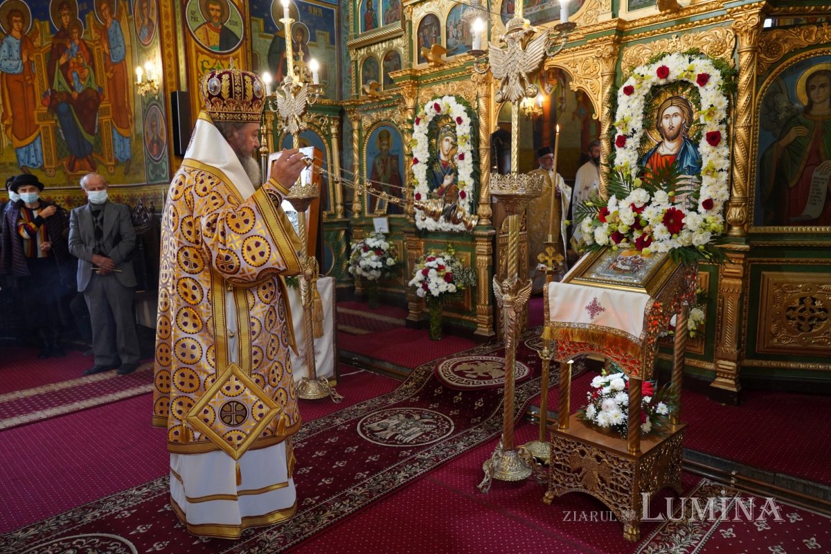 Binecuvântare arhierească la centenarul bisericii parohiei prahovene Fântânele 188595