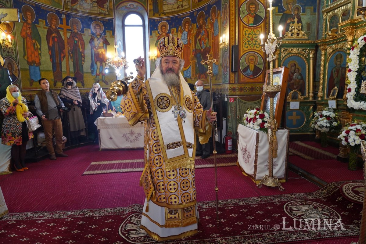 Binecuvântare arhierească la centenarul bisericii parohiei prahovene Fântânele 188596