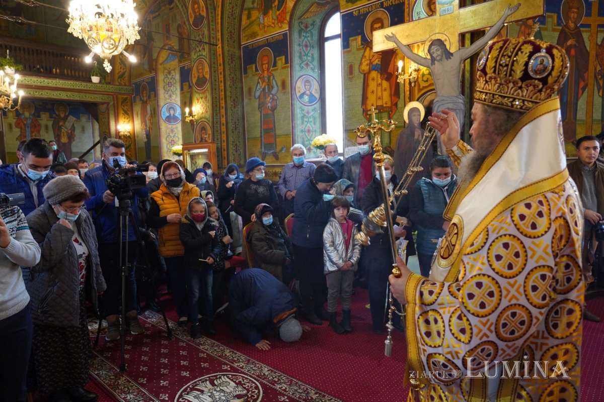 Binecuvântare arhierească la centenarul bisericii parohiei prahovene Fântânele 188597