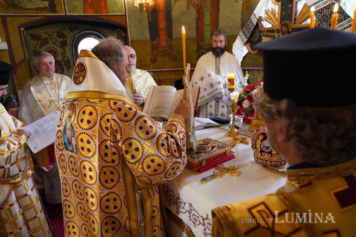 Binecuvântare arhierească la centenarul bisericii parohiei prahovene Fântânele 188598