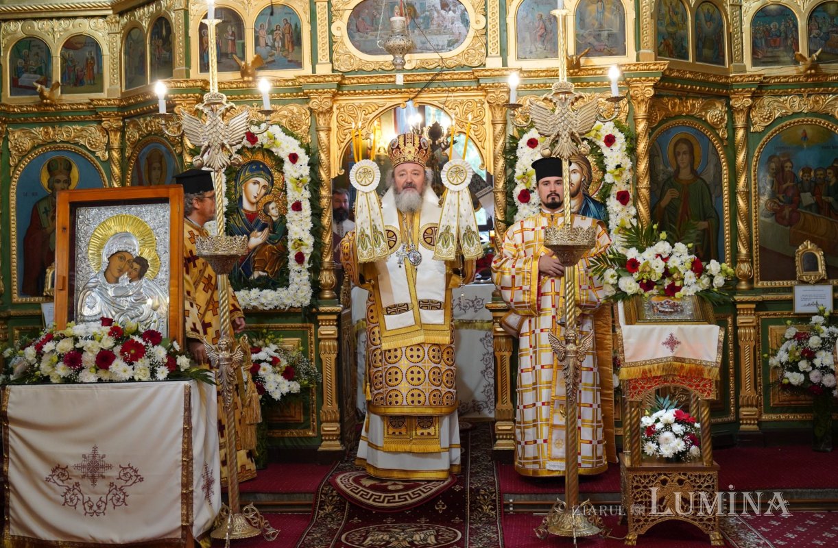 Binecuvântare arhierească la centenarul bisericii parohiei prahovene Fântânele 188599