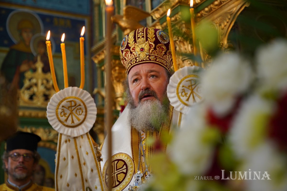 Binecuvântare arhierească la centenarul bisericii parohiei prahovene Fântânele 188600