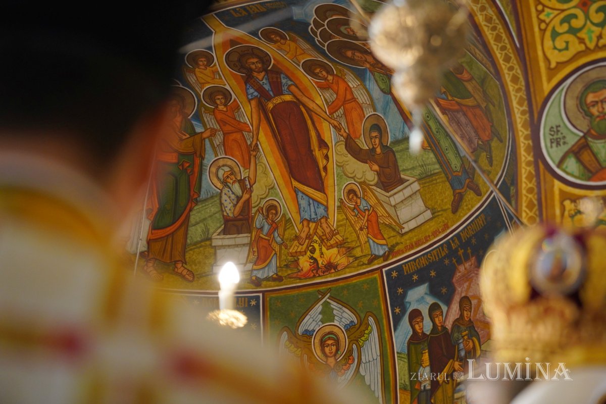 Binecuvântare arhierească la centenarul bisericii parohiei prahovene Fântânele 188601