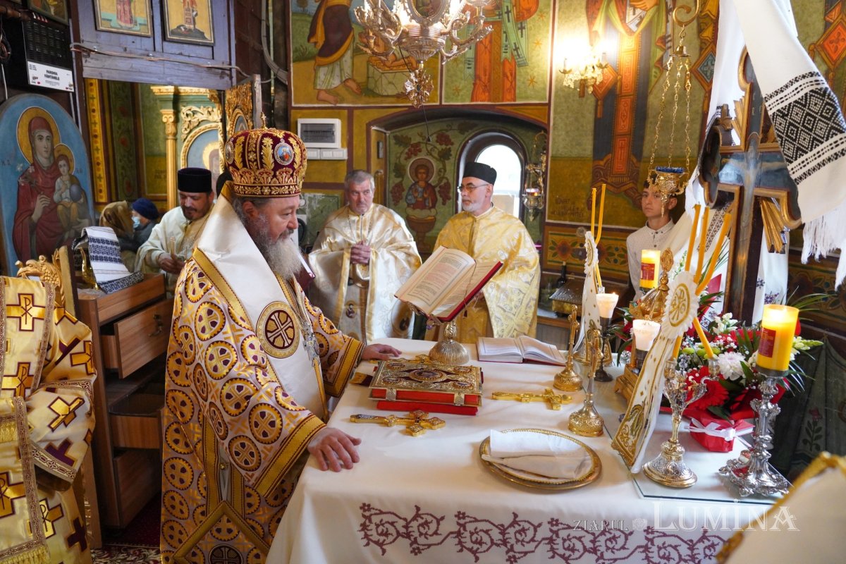 Binecuvântare arhierească la centenarul bisericii parohiei prahovene Fântânele 188602