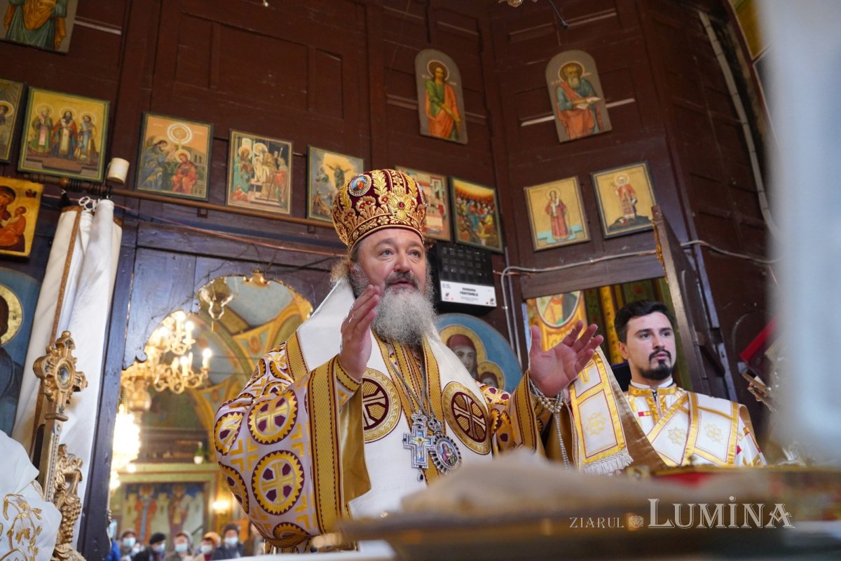 Binecuvântare arhierească la centenarul bisericii parohiei prahovene Fântânele 188603