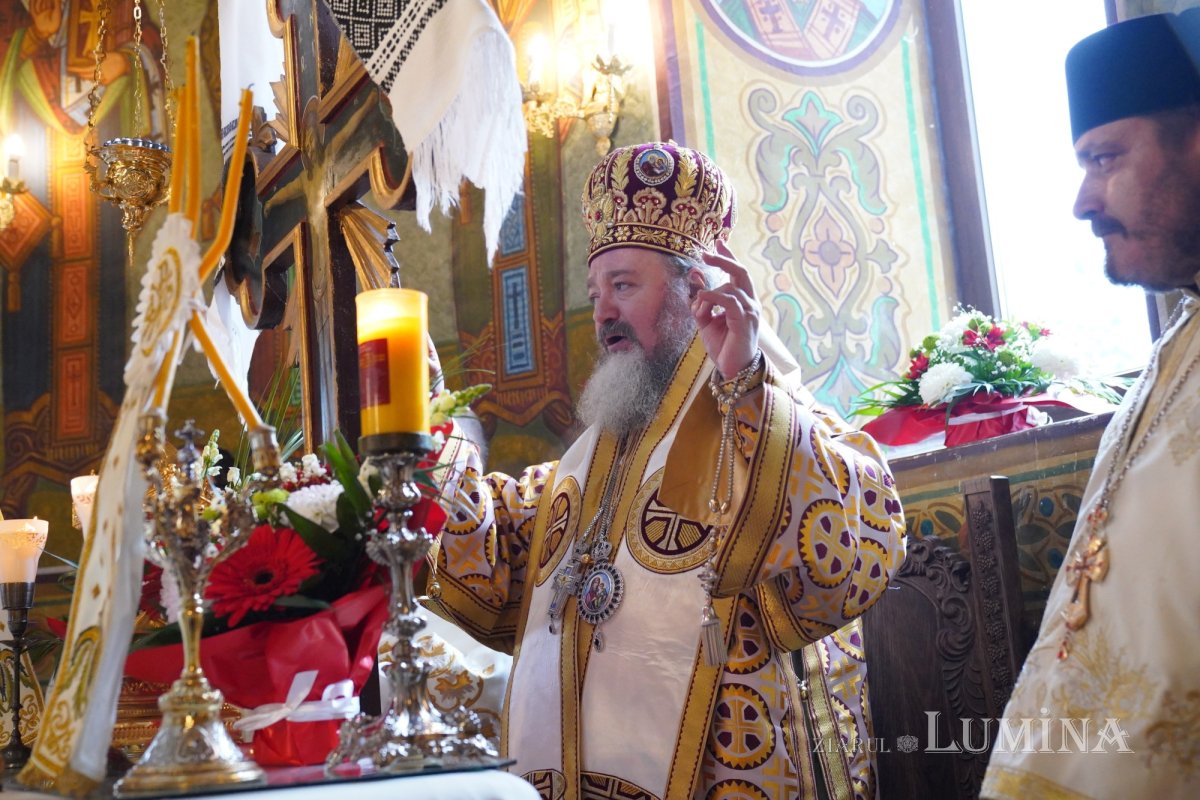 Binecuvântare arhierească la centenarul bisericii parohiei prahovene Fântânele 188604