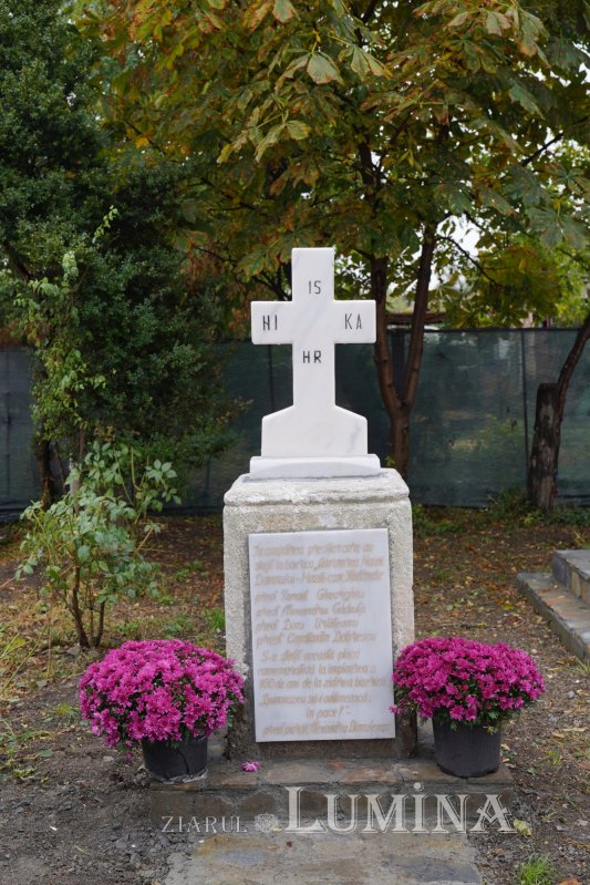 Binecuvântare arhierească la centenarul bisericii parohiei prahovene Fântânele 188605