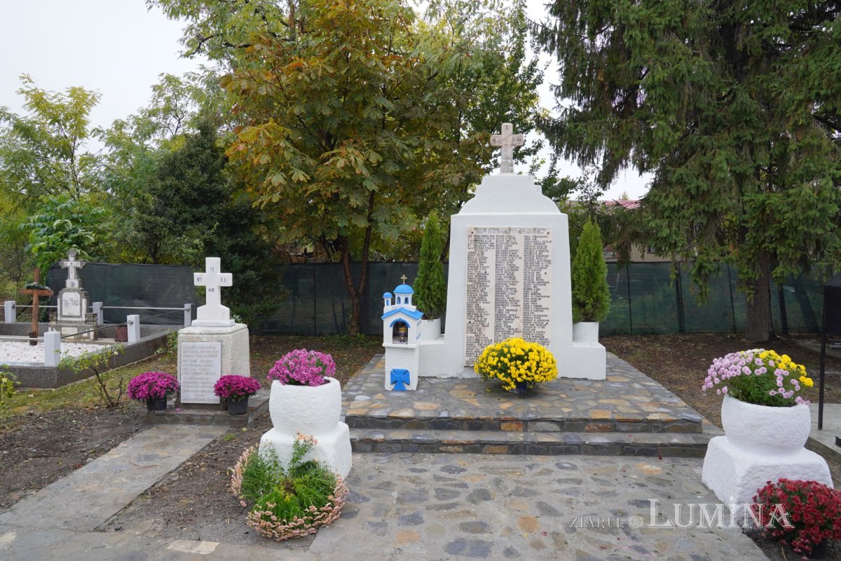 Binecuvântare arhierească la centenarul bisericii parohiei prahovene Fântânele 188606