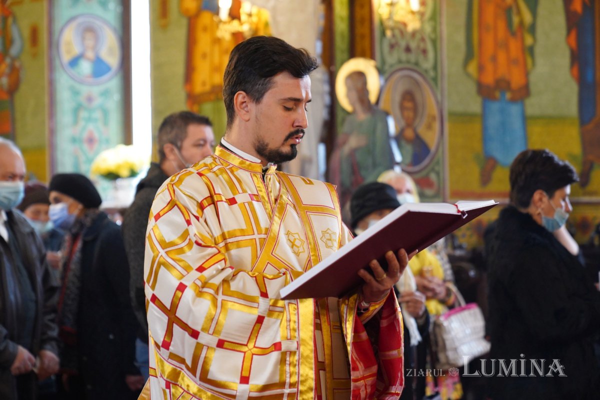 Binecuvântare arhierească la centenarul bisericii parohiei prahovene Fântânele 188607