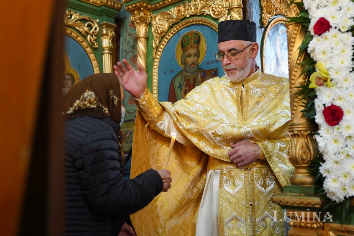 Binecuvântare arhierească la centenarul bisericii parohiei prahovene Fântânele 188609