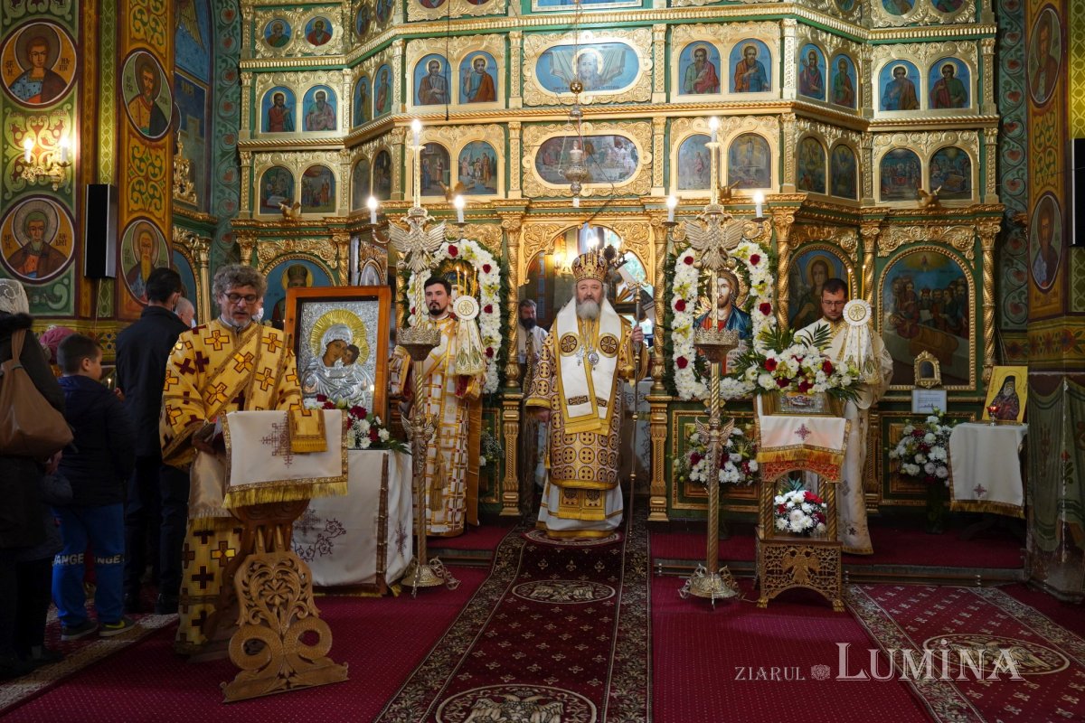 Binecuvântare arhierească la centenarul bisericii parohiei prahovene Fântânele 188611