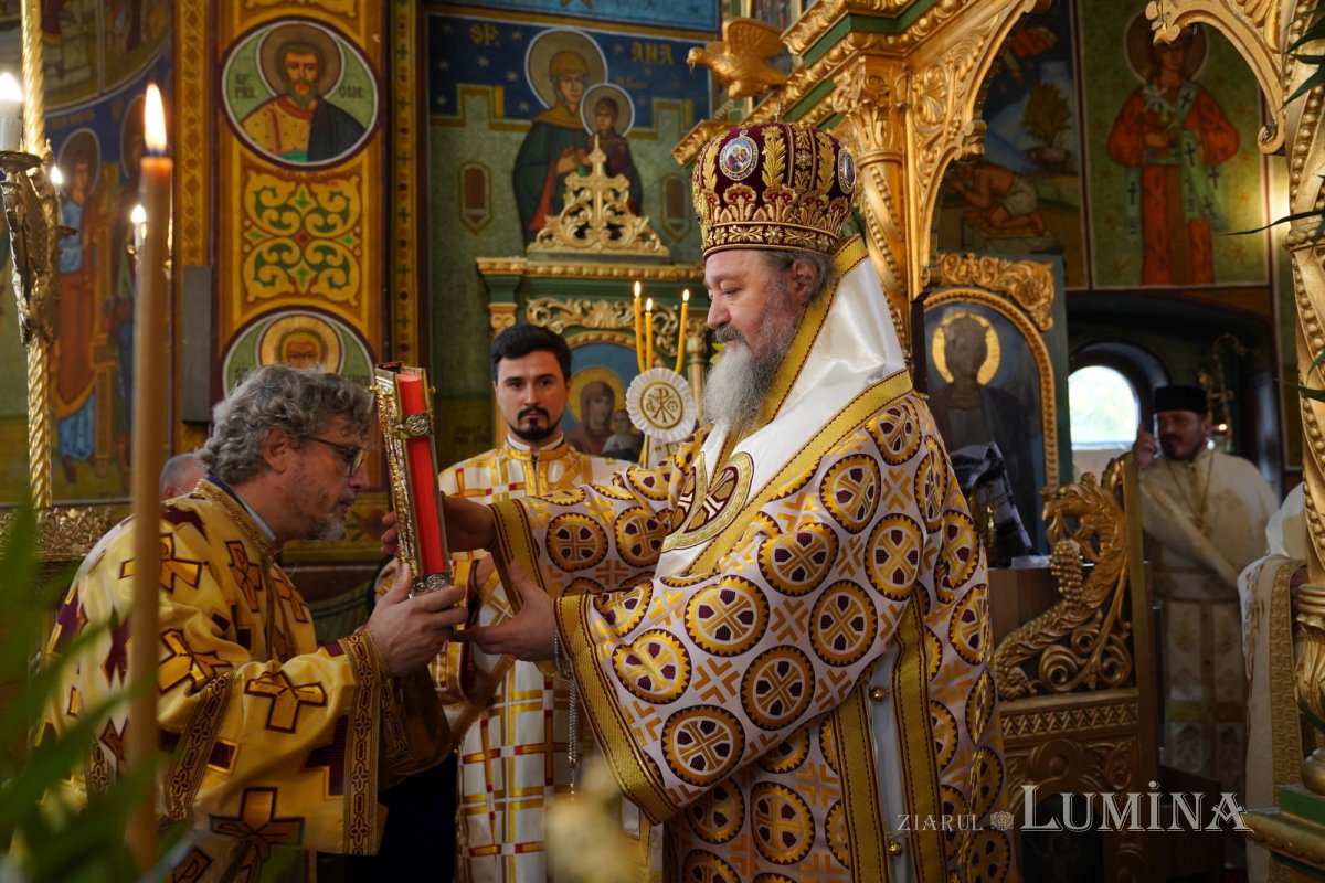 Binecuvântare arhierească la centenarul bisericii parohiei prahovene Fântânele 188612