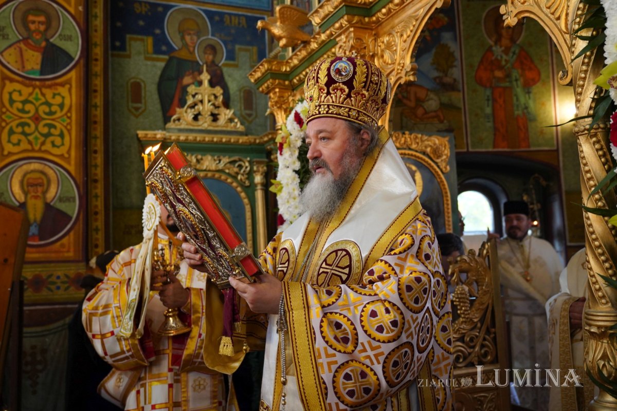 Binecuvântare arhierească la centenarul bisericii parohiei prahovene Fântânele 188613