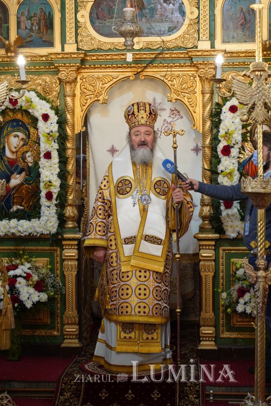 Binecuvântare arhierească la centenarul bisericii parohiei prahovene Fântânele 188614