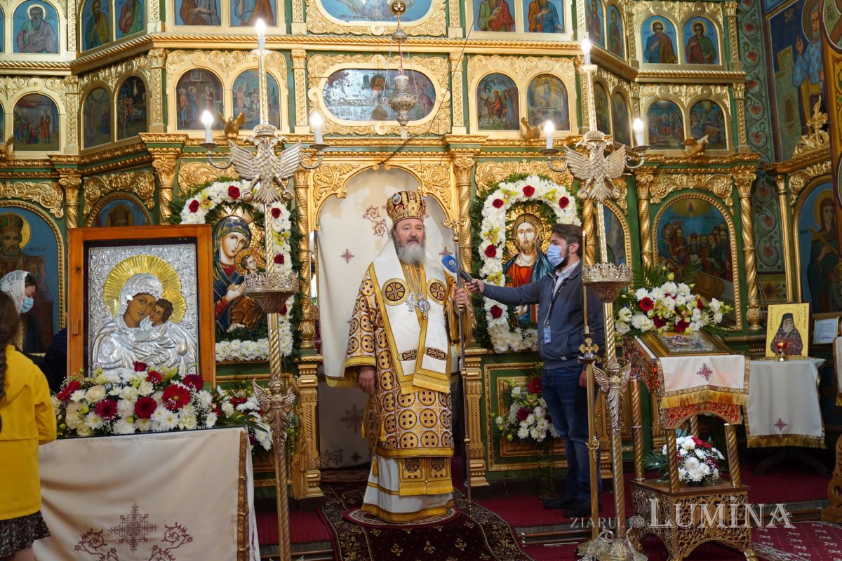 Binecuvântare arhierească la centenarul bisericii parohiei prahovene Fântânele 188615