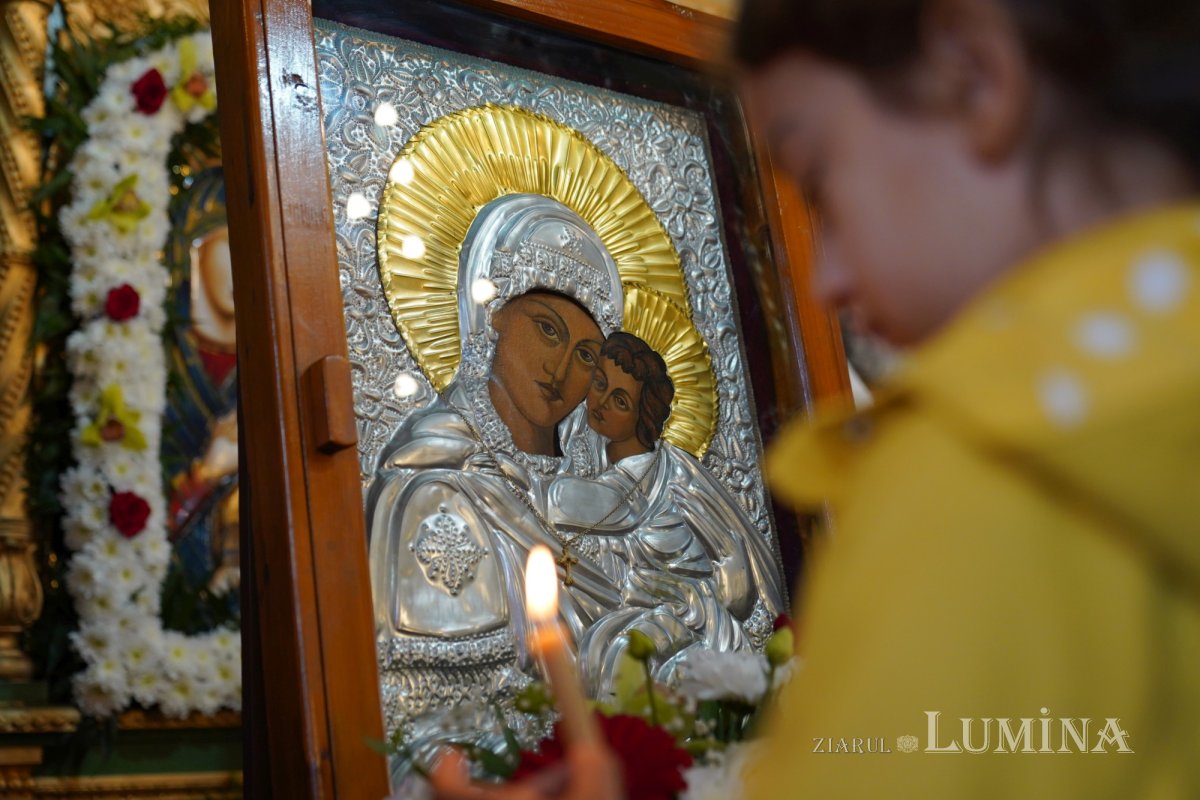 Binecuvântare arhierească la centenarul bisericii parohiei prahovene Fântânele 188616