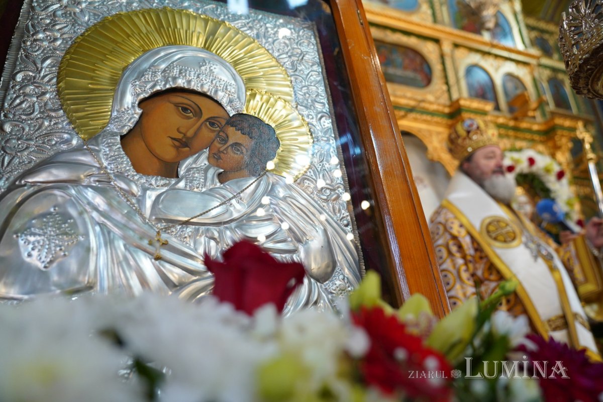 Binecuvântare arhierească la centenarul bisericii parohiei prahovene Fântânele 188620