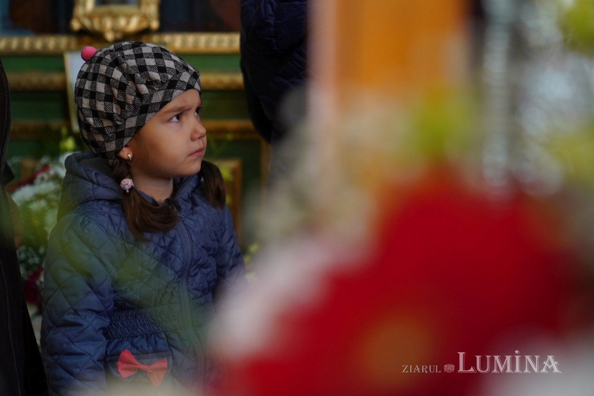 Binecuvântare arhierească la centenarul bisericii parohiei prahovene Fântânele 188621