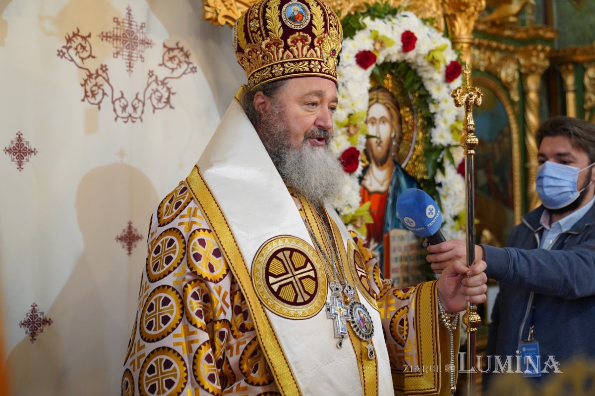 Binecuvântare arhierească la centenarul bisericii parohiei prahovene Fântânele 188622