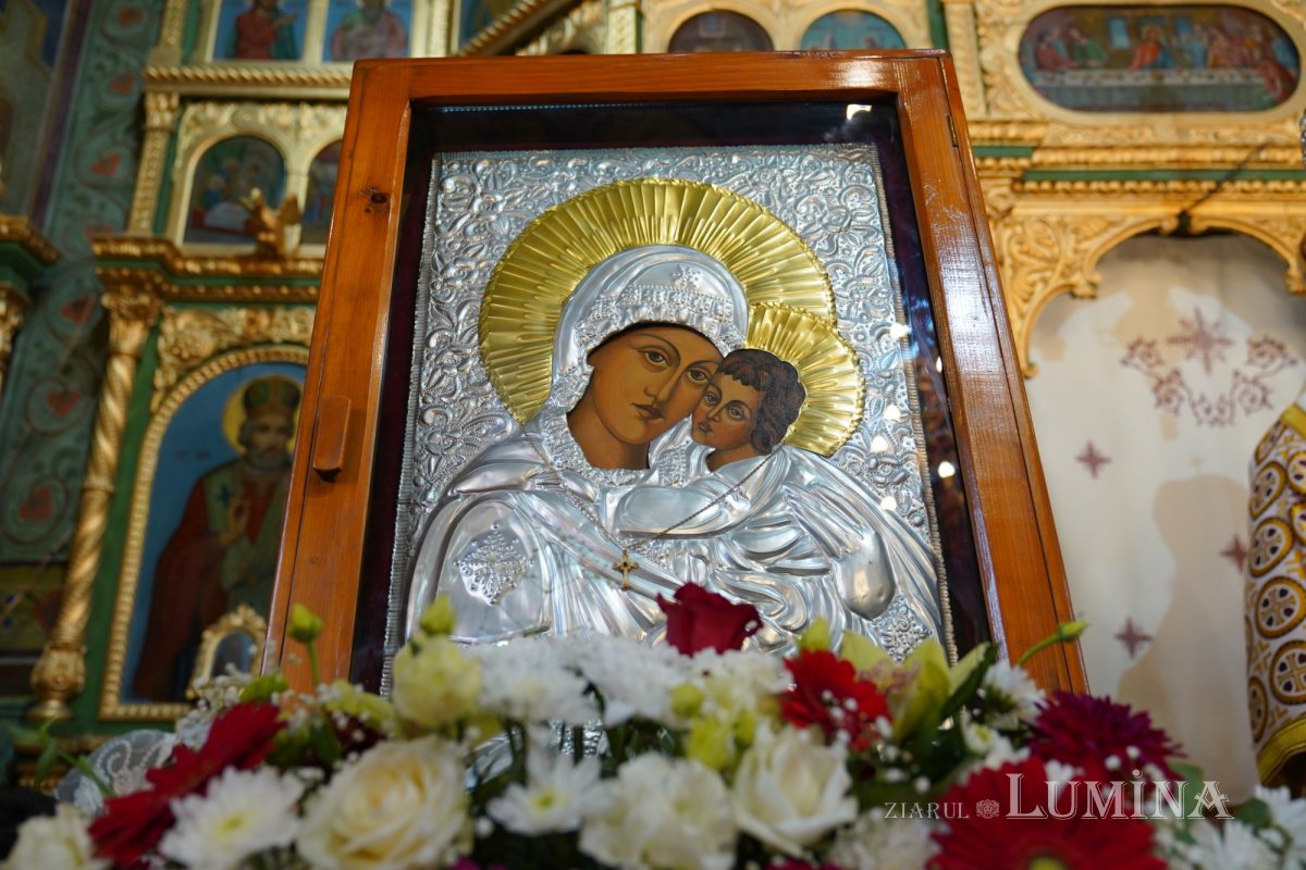 Binecuvântare arhierească la centenarul bisericii parohiei prahovene Fântânele 188623