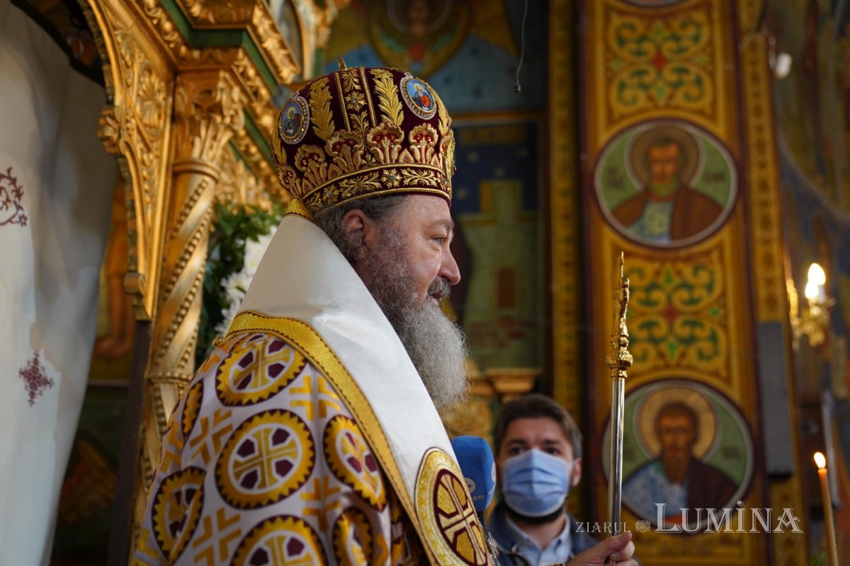 Binecuvântare arhierească la centenarul bisericii parohiei prahovene Fântânele 188625