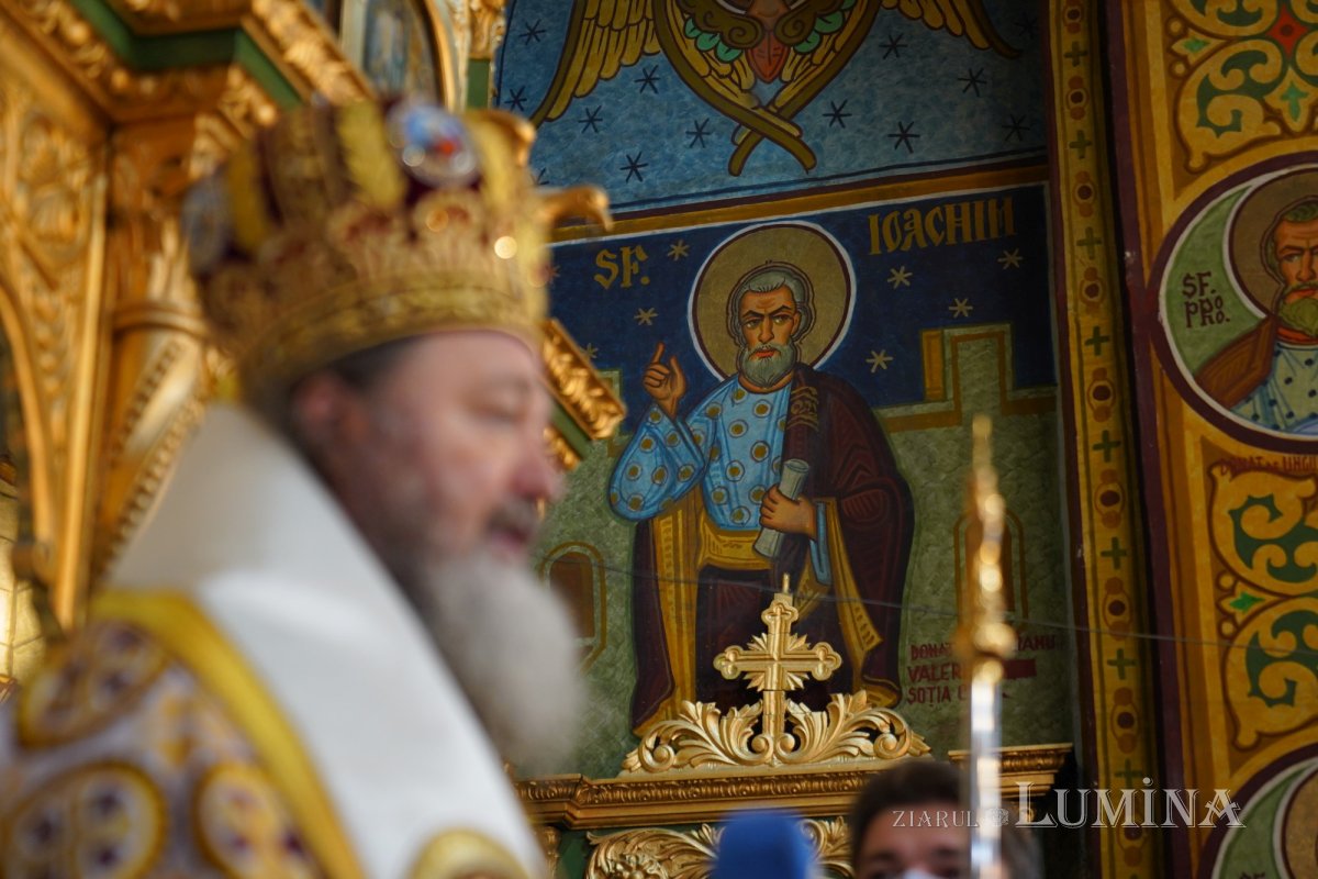 Binecuvântare arhierească la centenarul bisericii parohiei prahovene Fântânele 188626