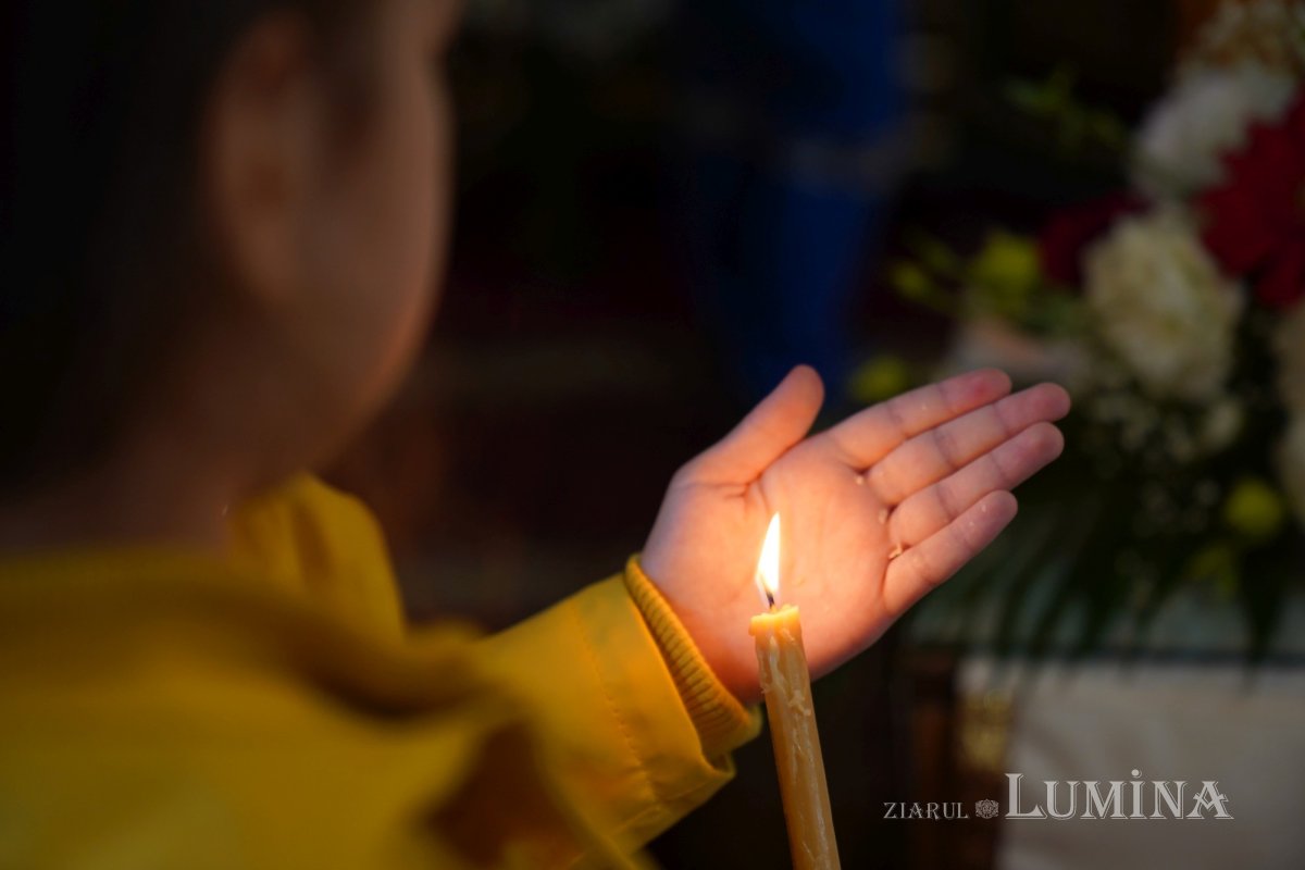 Binecuvântare arhierească la centenarul bisericii parohiei prahovene Fântânele 188627