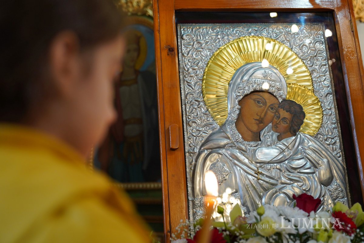 Binecuvântare arhierească la centenarul bisericii parohiei prahovene Fântânele 188628