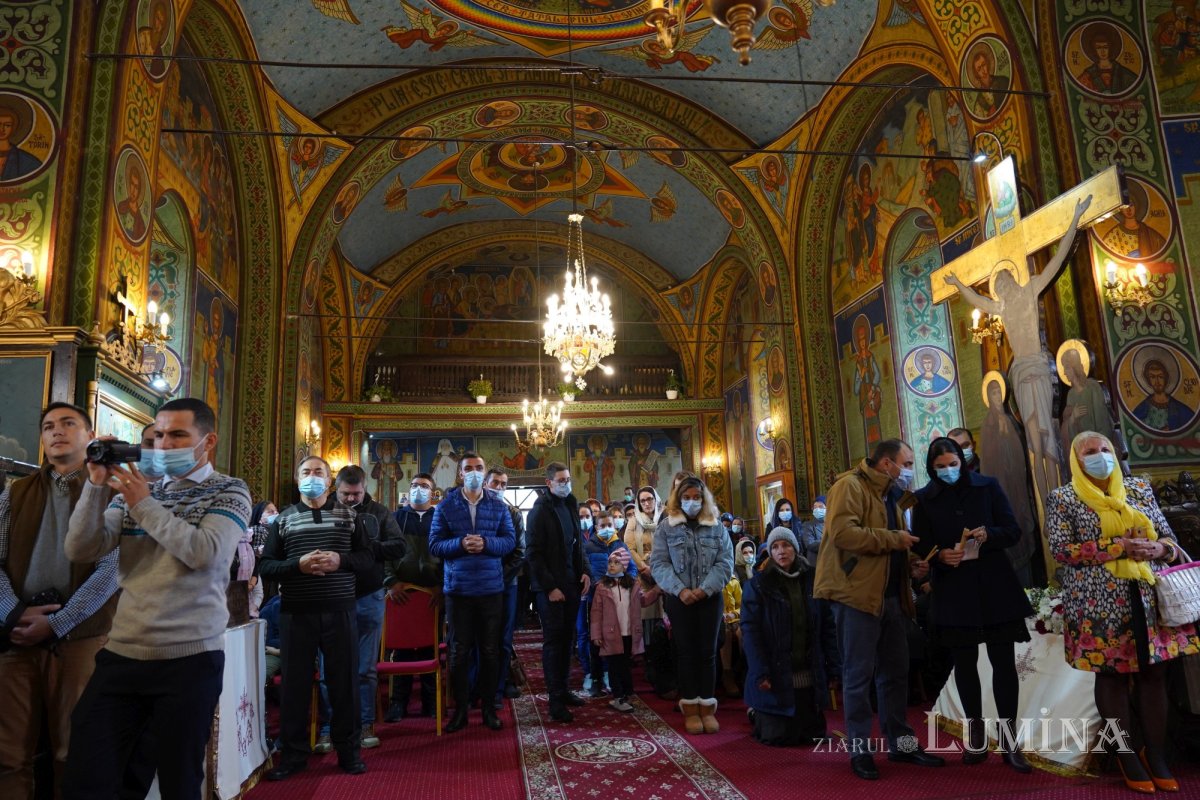 Binecuvântare arhierească la centenarul bisericii parohiei prahovene Fântânele 188630