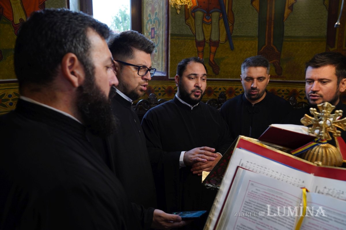 Binecuvântare arhierească la centenarul bisericii parohiei prahovene Fântânele 188631