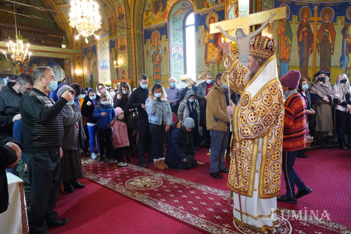 Binecuvântare arhierească la centenarul bisericii parohiei prahovene Fântânele 188632