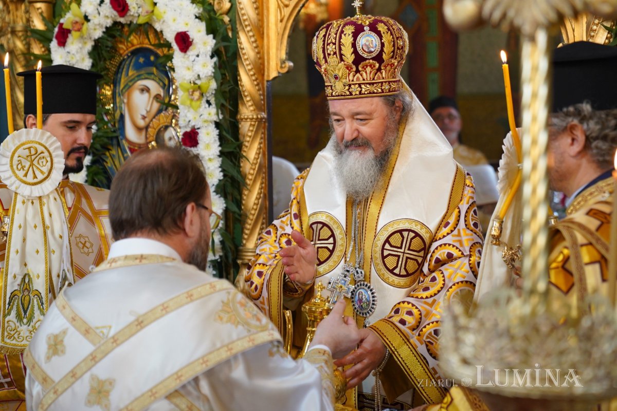 Binecuvântare arhierească la centenarul bisericii parohiei prahovene Fântânele 188633