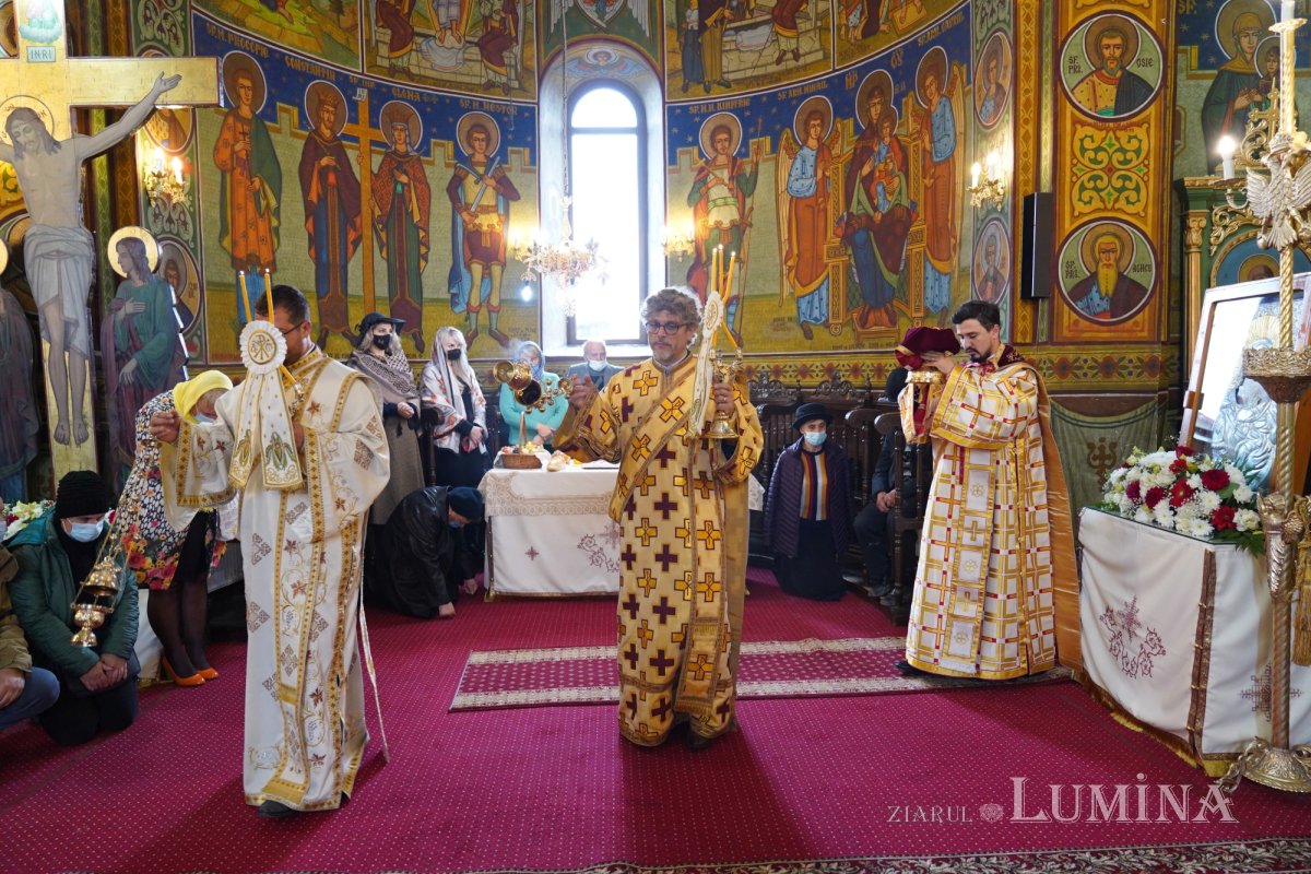 Binecuvântare arhierească la centenarul bisericii parohiei prahovene Fântânele 188634