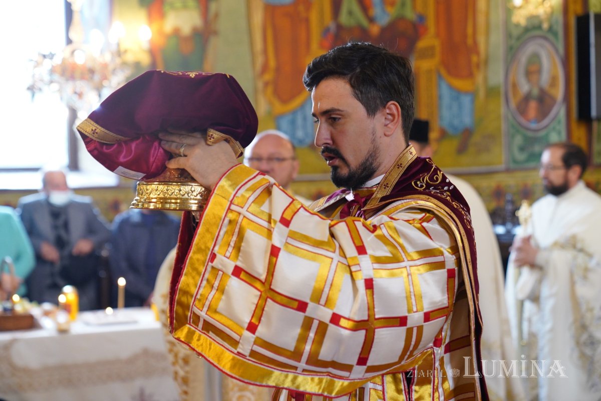 Binecuvântare arhierească la centenarul bisericii parohiei prahovene Fântânele 188635