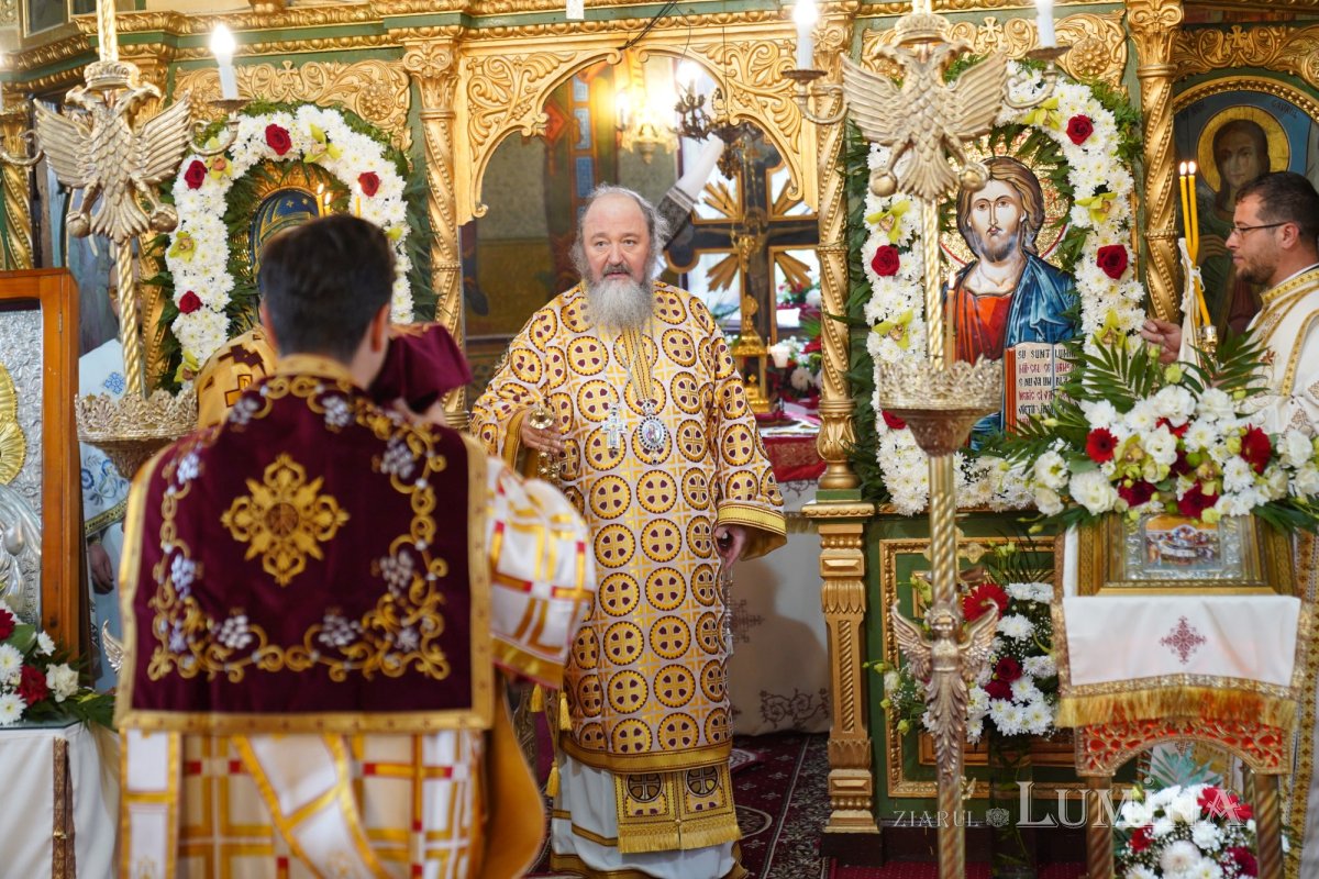 Binecuvântare arhierească la centenarul bisericii parohiei prahovene Fântânele 188636