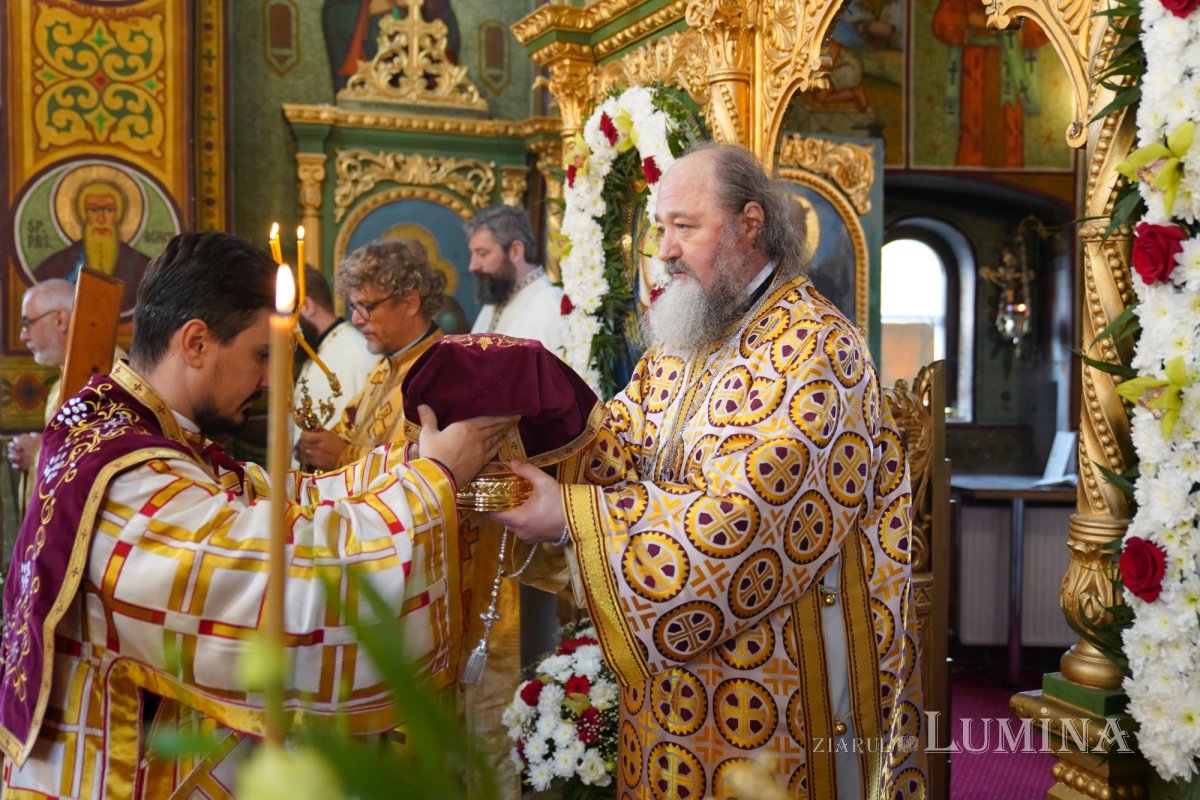 Binecuvântare arhierească la centenarul bisericii parohiei prahovene Fântânele 188637