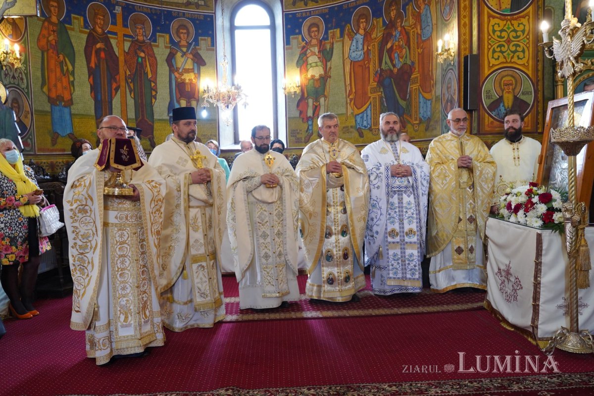 Binecuvântare arhierească la centenarul bisericii parohiei prahovene Fântânele 188638