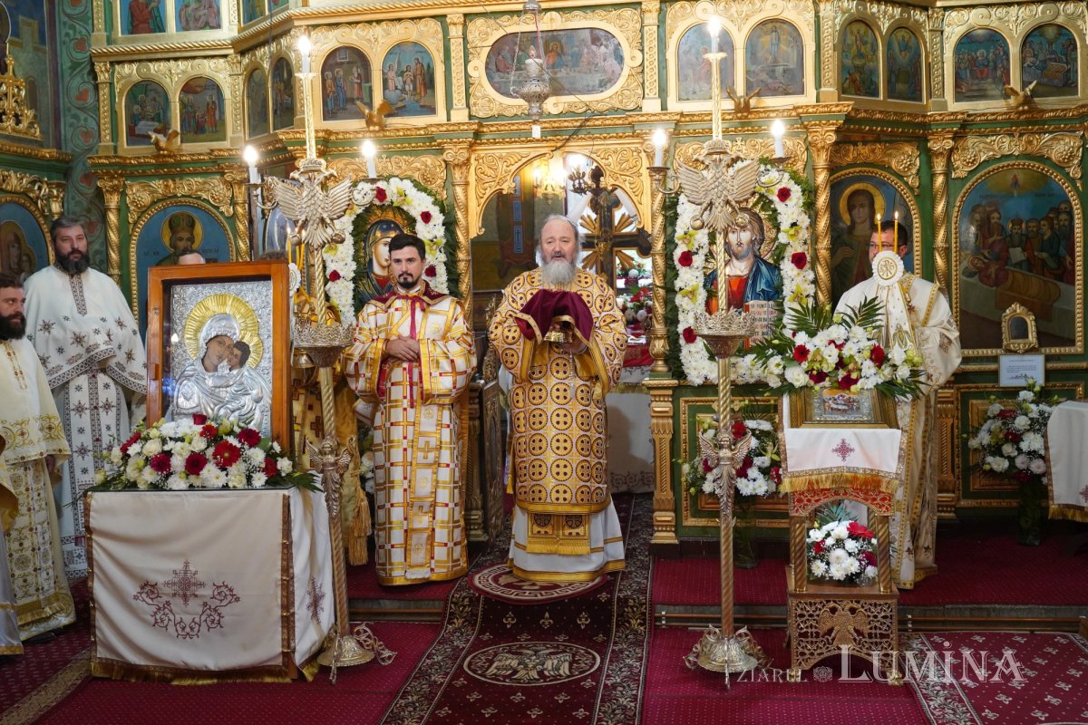 Binecuvântare arhierească la centenarul bisericii parohiei prahovene Fântânele 188639